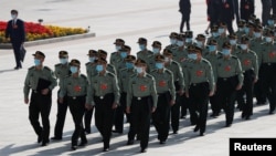 中国军队代表抵达北京人大会堂参加全国人大年度会议开幕式。(2020年5月22日)
