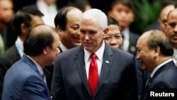 美国副总统彭斯(中)与东盟领导人交谈(路透社)