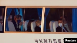 美国气候特使约翰·克里一行乘坐面包车抵达上海的下榻酒店。(2021年4月14日)