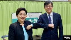 香港律师会理事林洋鋐8月18日以个人身份,接受民主党前主席刘慧卿网台节目访问,探讨为何香港政府及中国官方传媒非常关注,将于8月24日举行的律师会5个理事席位改选 (美国之音/汤惠芸)