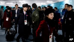 朝鲜冬奥会代表队成员抵达韩国平昌的奥林匹克村。(2018年2月1日)