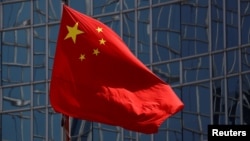 资料照:北京一所大楼外飘扬的中国国旗