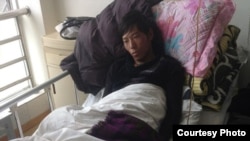2013年9月底在比如县军警镇压时被打伤的次仁坚参在拉萨医院里(图片来自藏人行 政中央官方网)