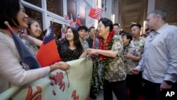 台湾总统赖清德过境关岛,当地台湾侨胞在机场组织迎接赖清德来访。(台湾总统府提供)