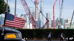 在上海街头停着飘着美国国旗的大使馆汽车。(2019年7月30日)