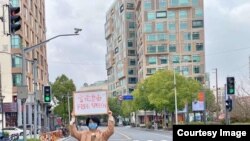 被指“造谣”的武汉医生李文亮殉职后,中国民间主张落实宪法保障公民权利的呼声高涨,有人公开上街举牌要求言论自由。(网络图片)