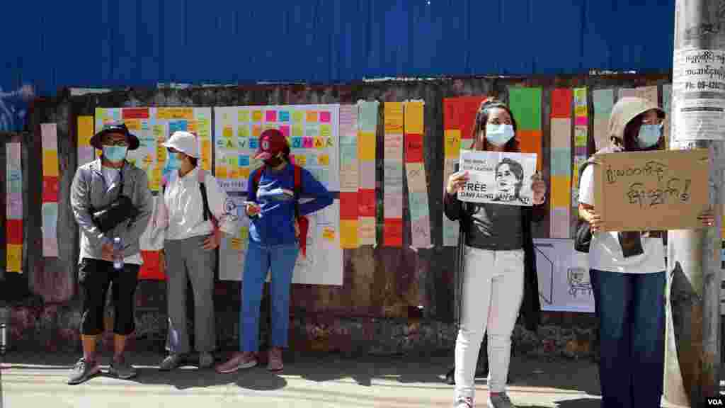 ရန်ကုန်မြို့ ကုလသမဂ္ဂရုံးရှေ့ စစ်အာဏာဆန့်ကျင်ဆန္ဒပြ မြင်ကွင်း။