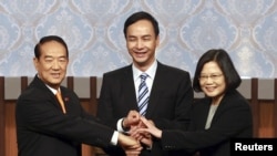 国民党朱立伦(中)、民进党蔡英文(右)与亲民党宋楚瑜在台湾总统候选人辩论会上(2015年12月27日)