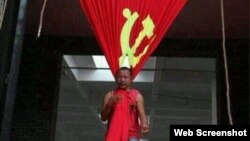 宋庄艺术家追魂2010年以中共党旗上吊的行为艺术(网络图片)