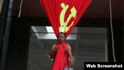 宋庄艺术家追魂2010年以中共党旗上吊的行为艺术(网络图片)