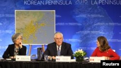 (左起)韩国外交部长康京和,美国国务卿蒂勒森和加拿大外交部长克里斯蒂安·弗里兰出席温哥华朝鲜半岛安全与稳定问题外长会议(2017年11月9日)