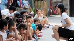 北京民工子女上不起幼儿园,和义工在一起