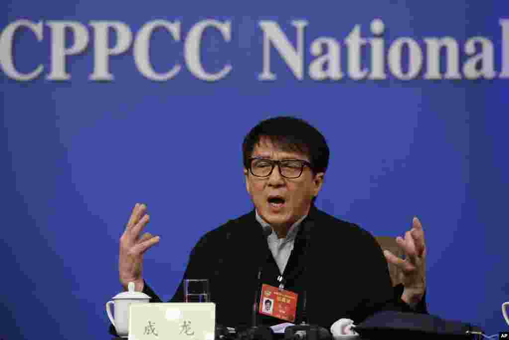 成龙2017年2月7日在中国政协十二届五次会议的记者会上。他说:“我们关门拍自己电影、没有竞争的话,就不会有今天这样的票房成果。”