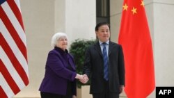 美国财政部长珍妮特·耶伦2024年4月8日访问北京期间与中国人民银行行长潘功胜会面。(法新社照片)
