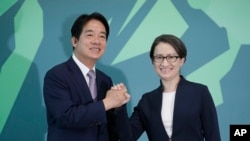 民进党总统候选人赖清德正式宣布副手人选为现任台湾驻美代表萧美琴(右)。 (2023年11月20日)