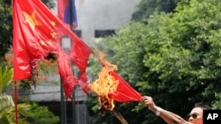 2013年5月31日,一名菲律宾退休警官在马尼拉焚烧中国国旗,抗议菲律宾人所说的中国侵犯领海行为。