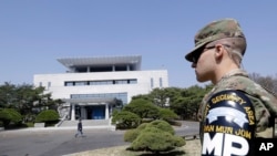 一名美军士兵守卫着位于南北韩非军事区板门店韩国一侧的和平之家 (2018年4月18日)