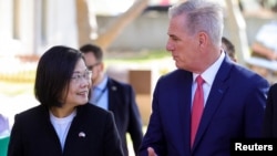 众议院议长凯文·麦卡锡(右)在加利福尼亚州西米谷的罗纳德·里根总统图书馆欢迎台湾总统蔡英文。(2023年4月5日)