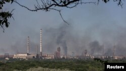 俄罗斯侵略军2022年6月10日轰炸了乌克兰东部北顿涅茨克的一个化工厂。(路透社)
