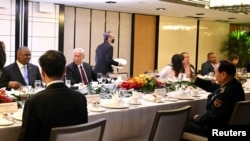 资料照:美国国防部长奥斯汀(左一)与中国国防部长魏凤和(右一)在新加坡香格里拉安全论坛期间举行首次面对面会谈。(2022年6月11日)