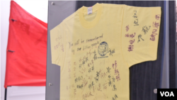 华盛顿“六四”特展展出的1989年留美中国留学生支持国内民主运动的签名汗衫。(美国之音郁岗拍摄)