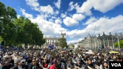 许多旅英港人2022年6月12日在英国伦敦的议会广场前出席香港反送中运动“612抗议”三周年纪念活动。(美国之音记者郑乐捷)