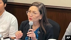 菲律宾参议员里萨·洪蒂维罗斯 (Risa Hontiveros) 在马尼拉举行的新闻发布会上讲话。(2024年9月20日)