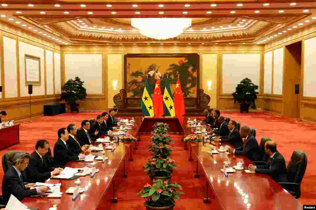 2017年4月12日,中国总理李克强、外交部长王毅等人在北京人民大会堂和圣多美和普林西比总理帕特里斯·特罗瓦达等人举行会谈