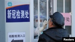 中国辽宁省沈阳的一位居民正在医院接受新冠病毒核酸检测。(2020年12月31日)