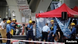 10月5日,消防人员在拆除港府前面路障。