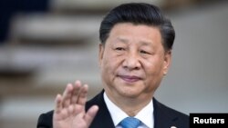2019年11月14日,中国国家主席习近平在巴西的巴西利亚参加金砖国家峰会前向媒体致意。(路透社)