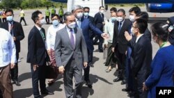 中国外长王毅抵达缅甸机场(2022年7月2日)