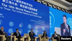 美国驻华大使伯恩斯(左三)在世界和平论坛上发言时,他的两侧坐着英国和法国大使(右二和右一)与中国政府的顾问和俄罗斯大使(左二和左一)。(2022年7月4日)
