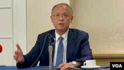 台湾行政院政务委员兼经贸总谈判代表邓振中2022年7月1日在华盛顿举行华文媒体记者会 (美国之音锺辰芳拍摄)