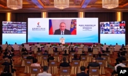 俄罗斯总统普京在中国领导人习近平主持召开的“金砖五国”视频峰会上发表主题讲话。(2022年6月22日)