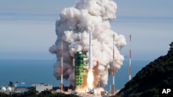 韩国自主研制的“世界号”运载火箭在高兴郡罗老宇宙中心成功发射。(2022年6月21日)