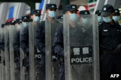 中国警察在深圳恒大总部前列队。(2021年9月15日)
