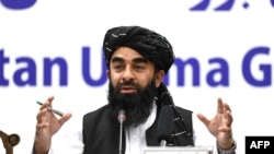 资料照片:塔利班发言人扎比胡拉·穆贾希德 (Zabihullah Mujahid) 于 2022 年 6 月 30 日在喀布尔举行的新闻发布会上发表讲话。