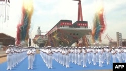 资料照片:中国电视媒体播放的“福建”号航母在上海一个船厂举行下水仪式。(2022年6月17日)