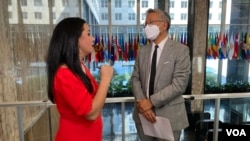 美国负责南亚与中亚事务的助理国务卿唐纳德·卢正在接受美国之音记者的采访(2022年6月30日)