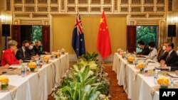 澳大利亚外长黄英贤(左)与中国外长王毅(右)在印度尼西亚度假胜地巴厘岛努沙杜瓦举行双边会谈。(资料照:2022年7月8日)