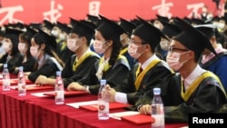中国重庆邮电大学毕业生参加毕业典礼。(2022年6月22日)