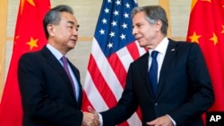 2022年7月9日,美国国务卿布林肯(右)在印度尼西亚度假胜地巴厘岛努沙杜瓦与中国外交部长王毅握手。