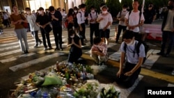 2022年7月8日,得知日本前首相安倍晋三不幸遇刺身亡的噩耗后,日本奈良市民纷纷来到奈良大和西大寺火车站外安倍遇刺地点,对他突然离世表示哀悼。-路透社照片