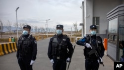 资料照:中国警察在新疆大阪城乌鲁木齐第三拘留所前站岗。(美联社2021年4月23日)