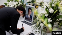 日本民众2022年7月11日继续吊念遇刺身亡的前首相安倍晋三。(路透社)