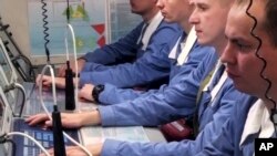 照片显示俄罗斯“弗拉基米尔·莫诺马赫”号核潜艇上的官兵于2020年12月12号在鄂霍次克海域成功进行了一次潜射导弹发射试验。照片来自俄罗斯国防部新闻局,由美联社提供。