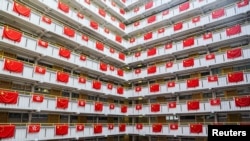 香港一座居民楼挂满中国国旗和香港旗帜。(2022年6月26日)