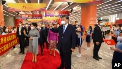 中国国家主席习近平夫妇抵达香港火车站。(2022年6月30日)