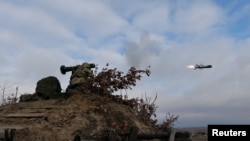 Архівне фото: Військовий ЗСУ стріляє з "Джавеліна" під час навчань, Україна, 2022 рік. Ukrainian Joint Forces Operation Press Service/Handout via REUTERS